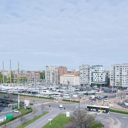 Zongericht Met Zicht Op De Jachthaven Ostende