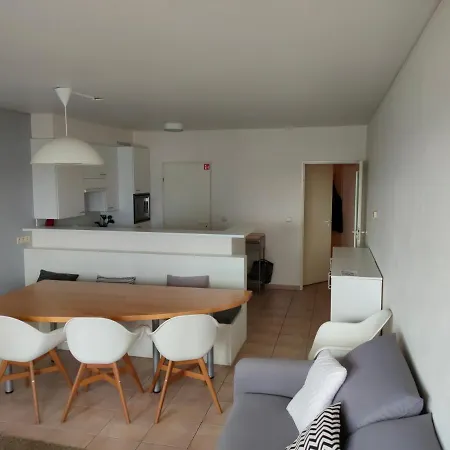 Zongericht Met Zicht Op De Jachthaven Appartement